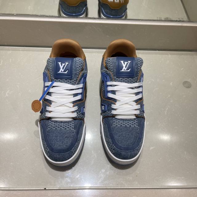 超酷新款lv Trainer 系列运动鞋出货 本款 Lv Trainer 运动鞋出自路易威登与 Tyler 合作系列，令 Monogram 图案和品牌标识分别化